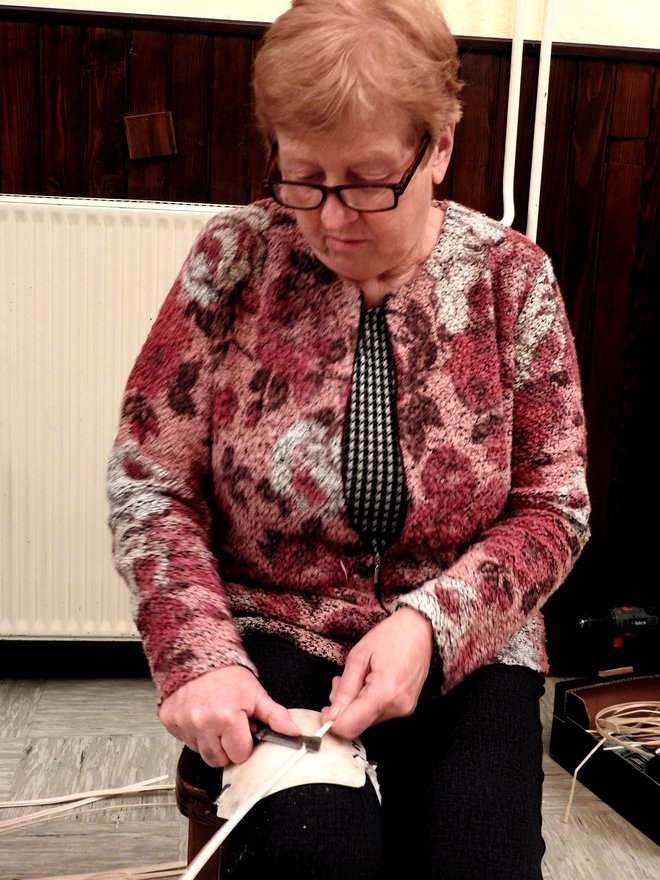 Angelca Maček pripravlja vitre za pletenje košar.