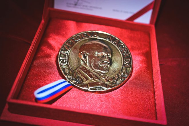 Zlat pečat s podobo umetnika Janka Glazerja je najvišje priznanje za kulturo v vrednosti treh četrtin Prešernove nagrade (približno 15 tisoč evrov).