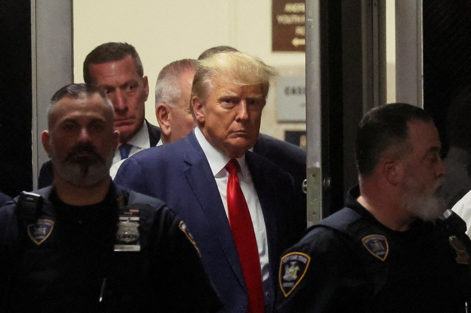 Fotografija: Trump med prihodom na sodišče. FOTO: Brendan Mcdermid Reuters