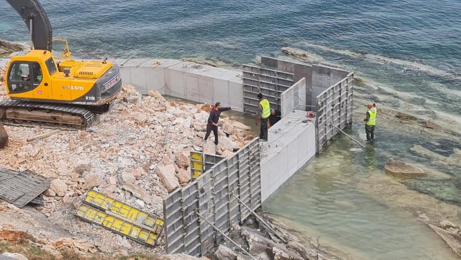 Fotografija: Hrvati lahko betonirajo plažo in morje ter ogrožajo dinozavrove stopinje, Slovenci pa ne smejo graditi na svojih zemljiščih. FOTO: Sanja Bosnić
