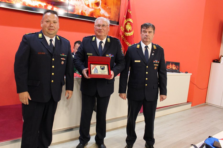 Fotografija: Peter Cvetkovič (v sredini) je prejel dve priznanji, kot častni predsednik in za dolgoletno uspešno delo. FOTOGRAFIJE: Oste Bakal