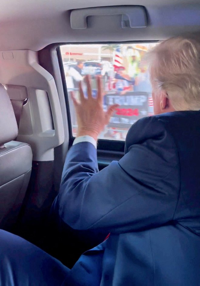 Trump je po odhodu z newyorškega sodišča iz limuzine mahal svojim podpornikom.
FOTO: Instagram, Eric Trump