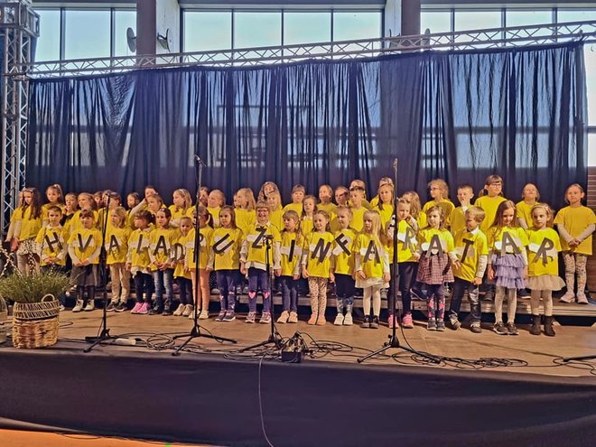 Otroški pevski zbor OŠ Dravograd je na žrebanju zapel pesmico o katrci. FOTO: Dunja Vrhovnik