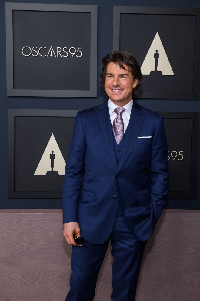 Manire na kavču

Tom Cruise je nedvomno eden največjih in najbolj uglajenih filmskih zvezdnikov našega časa, a je povsem izgubil živce, ko ga je avstralski novinar leta 2005 vprašal, ali je bila Nicole Kidman, od katere se je ločil štiri leta prej, ljubezen njegovega življenja. Novinarja je nadrl, naj se lepo obnaša, in ga vprašal, kje so njegove manire. Na slednje je sam povsem pozabil le dober mesec pozneje, ko je v oddaji Oprah Winfrey skočil na kavč, da bi pokazal, kako zelo nor je na Katie Holmes. Nor je vsekakor, so se strinjali gledalci.