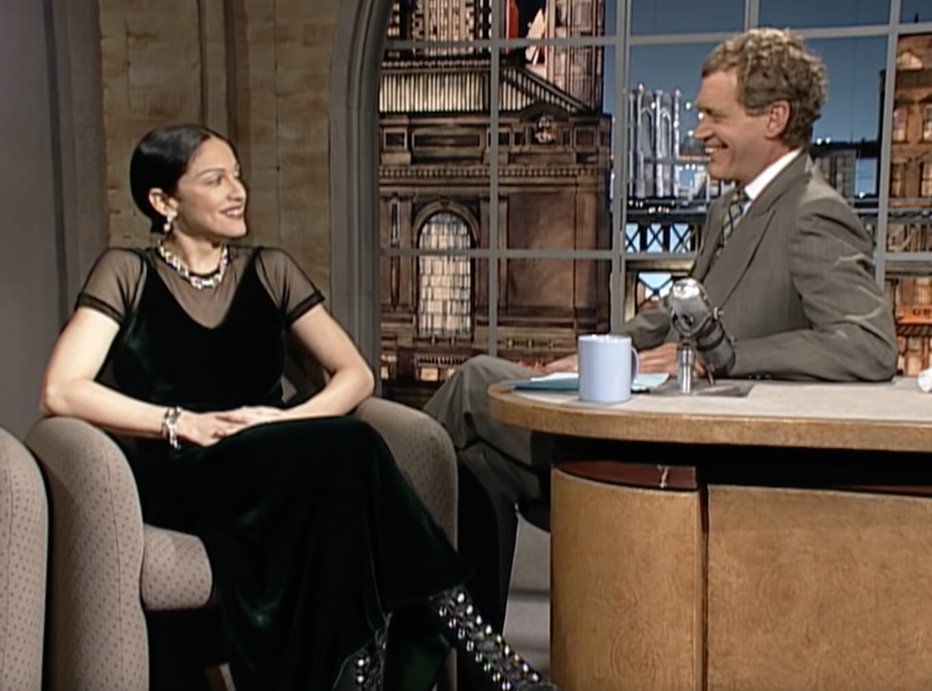 Fotografija: Povohaj me!

Ko je leta 1994 kraljica popa obiskala oddajo Davida Lettermana, je bila znana po svoji indiskretnosti in drznosti, k čemur je ta intervju le še pripomogel. Med pogovorom je pridno preklinjala, da je bil še sam voditelj šokiran, ga spraševala, zakaj ni povohal njenih spodnjih hlačk, ki mu jih je podarila, in razlagala o prednostih uriniranja med prhanjem. Več kot desetletje pozneje je dejala, da je pred pogovorom pokadila marihuano.