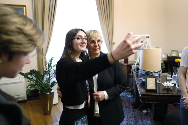 Sploh dekleta so bila navdušena nad pogovorom z žensko predsednico. Seveda pa ni šlo niti brez selfiejev.