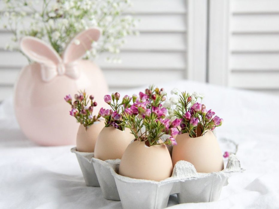 Fotografija: V jajčne lupine razporedimo manjše cvetje ali bombone. FOTO: Getty Images