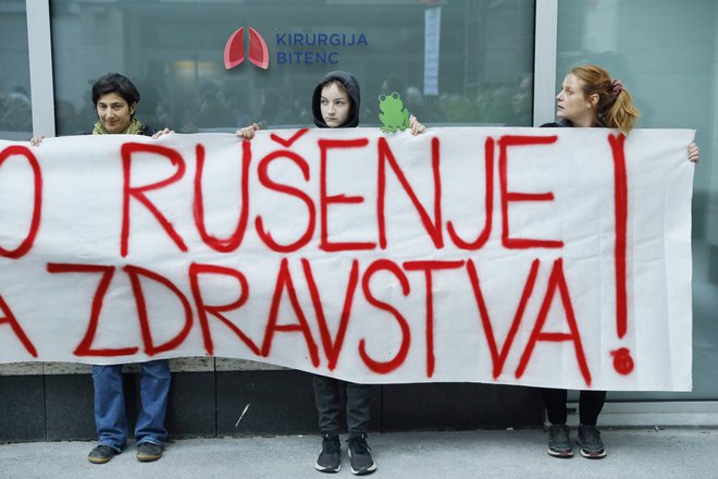 Protest pred ministrstom za zdravje FOTO: Jože Suhadolnik