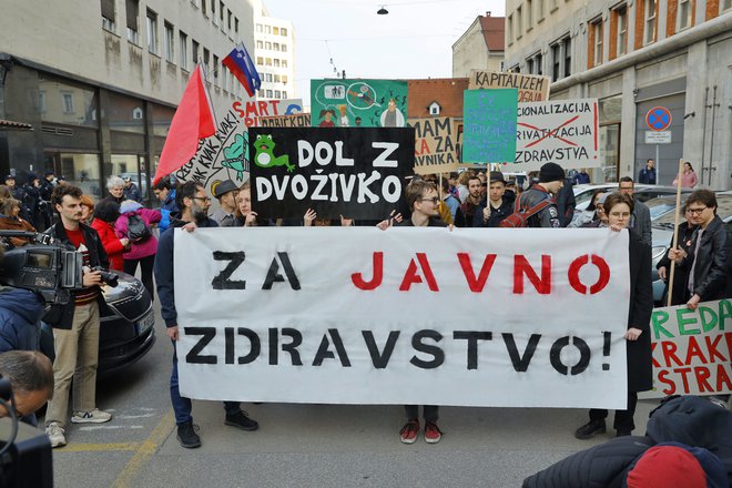 Protest pred ministrstom za zdravje FOTO: Jože Suhadolnik