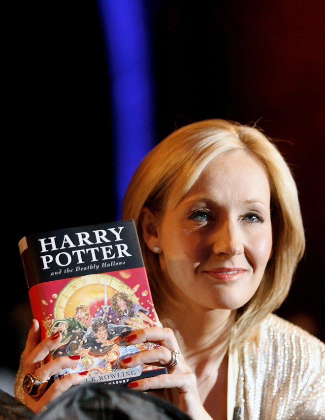 Avtorica J. K. Rowling ima popoln nadzor nad tem, kaj se dogaja z njenimi zgodbami. FOTO: Alessia Pierdomenico/Reuters
