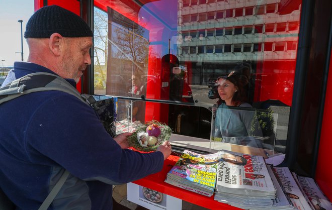 Bralci Slovenskih novic so lahko svoje pisanice prinesli tudi osebno, sprejemali smo jih v kiosku pred Delovo stolpnico. FOTO: Matej Družnik