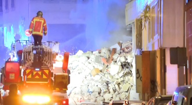 Gasilec na gasilskem vozilu, potem ko se je v Marseillu zrušila stavba. FOTO: Bfmtv Via Reuters