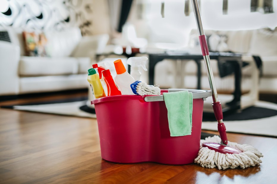 Fotografija: Z agresivnimi čistili bomo morda stanovanje res očistili hitreje, a pljuča nam ne bodo hvaležna. FOTO: Gorkem Yorulmaz, Getty Images