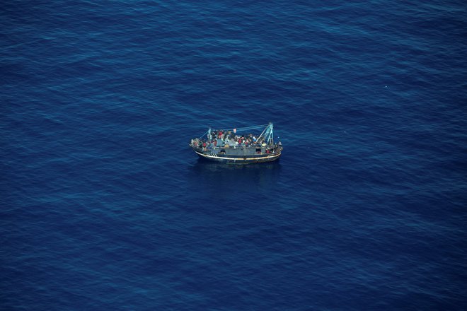Ladja natrpana z migranti. FOTO: Giacomo Zorzi/sea-watch Via Reuters
