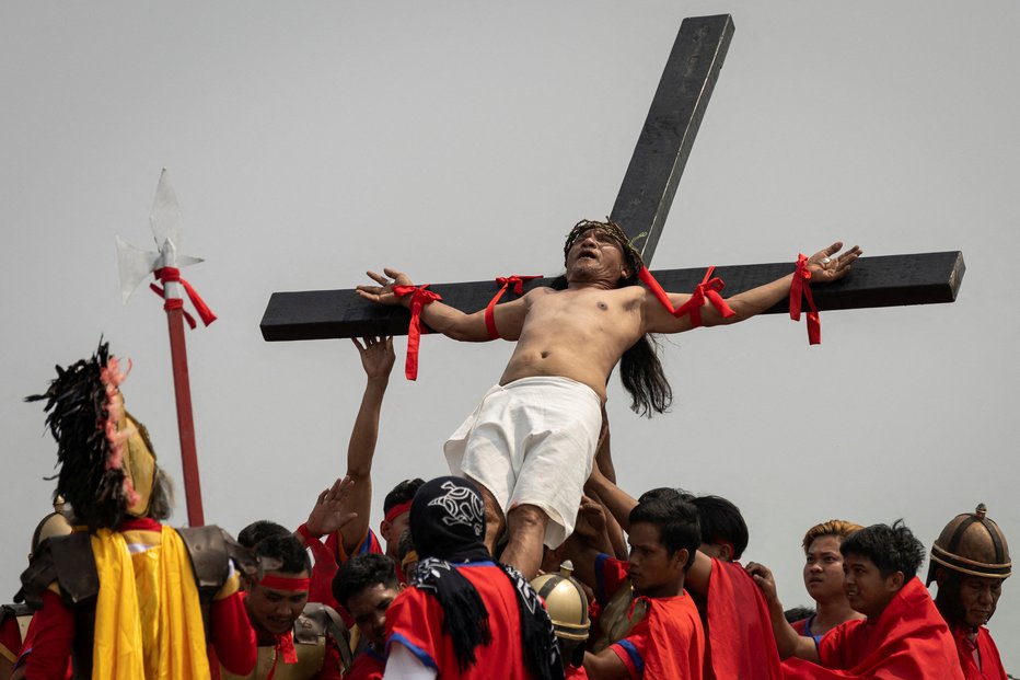 Fotografija: Uprizarjanje križevega pota. FOTO: Eloisa Lopez, Reuters