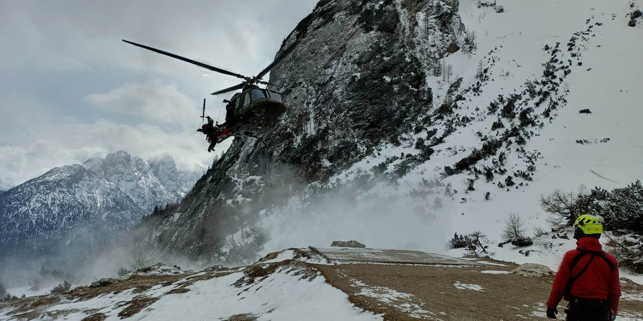 Fotografija: Sodelovalo je 53 gorskih reševalcev in trije helikopterji Slovenske vojske in policije. FOTO: GRZS