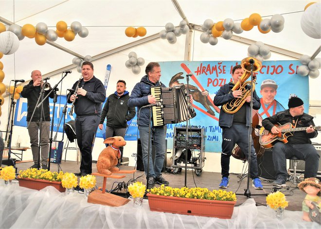 V Hramšah je bilo veselo, saj so zaigrali Slovenski zvoki ter harmonikar Robert Zupan.