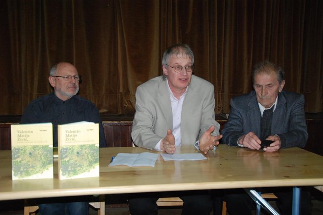 Ivan Vogrič, na sredini, je poudaril tudi Živičevo sodelovanje s slovenskimi rojaki v Trstu. FOTO: Olga Knez