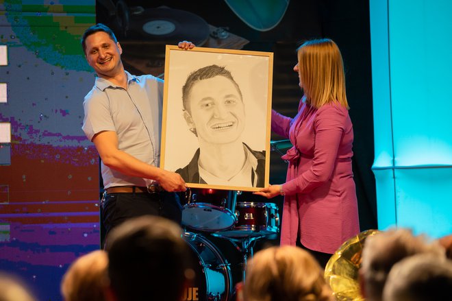 Denis Poštrak je v zahvalo prejel svoj portret. Foto: Gašper Vrabel