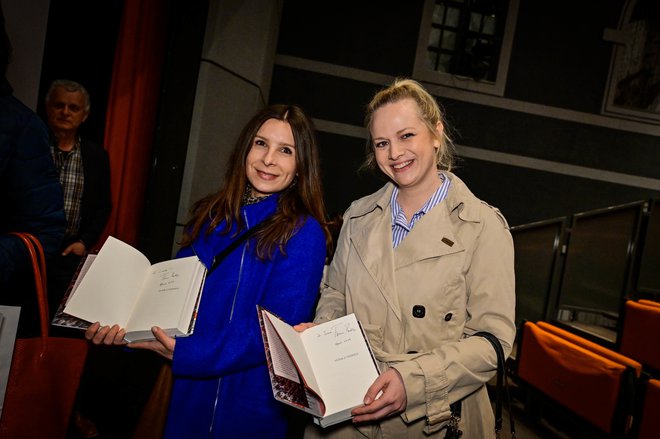 Novinarki oddaje 24UR Jana Ujčič in Tina Švajger sta kupili knjigo s posvetilom.