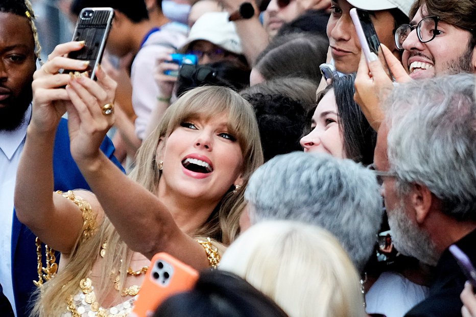Fotografija: Javne plati Taylor, ki jo nenehno obkrožajo oboževalci in fotografi, Joe ni poznal. FOTO: Mark Blinch, Reuters