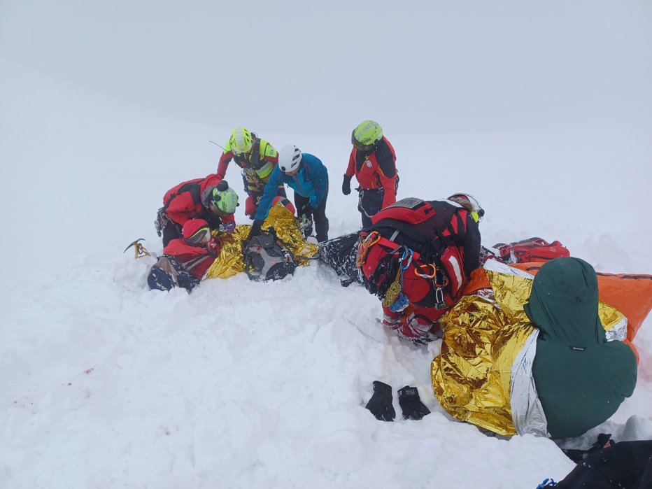 Fotografija: Na srečo planinci niso bili zasuti pod snegom in so zato preživeli. FOTO: GRS Kranj