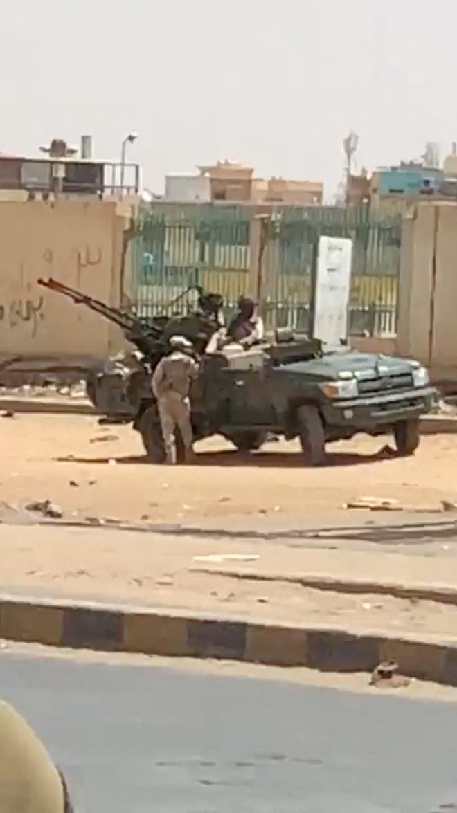 Vojaško vozilo in vojaki na ulici v Kartumu v Sudanu 15. aprila 2023. FOTO: Mohammadkhair Abdualrhman Via Reuters