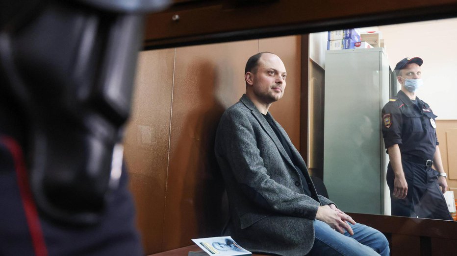 Fotografija: Ruskega opozicijskega politika in novinarja Vladimirja Kara-Murzo čaka četrt stoletja strogega zapora. FOTO: Facebook