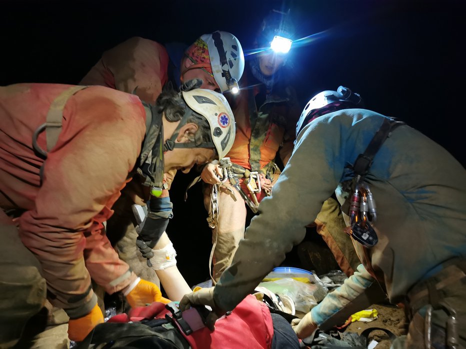 Fotografija: Ponesrečenko so na kraju nesreče pripravili na prenos iz jame. FOTO: JRS