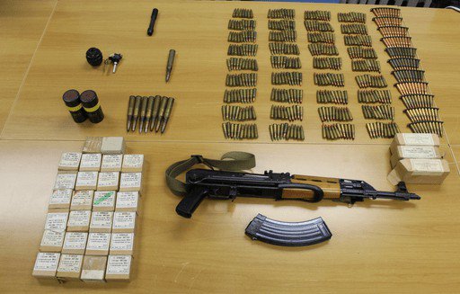Fotografija: Med preiskavo so naleteli na avtomatsko puško, naboje in ročno bombo. FOTO: Pu Maribor