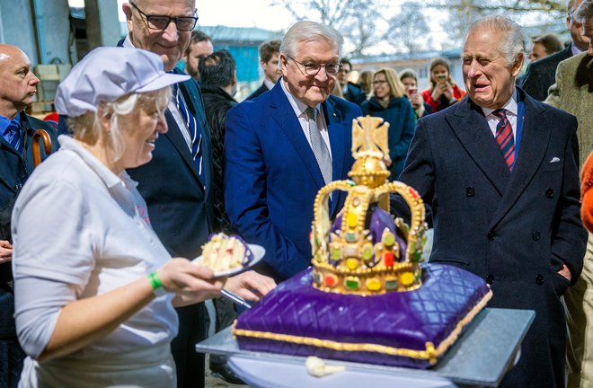 Kralj Karel III. ob torti konec marca, narejeni posebej za njegov obisk v Nemčiji, skupaj z nemškim predsednikom Frank-Walterjem Steinmeierjem.  FOTO: Pool Via Reuters