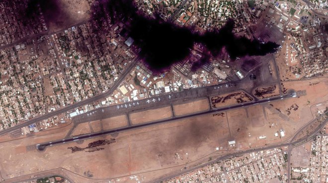 Satelitski posnetek gorečih letal in poslopij na kartumskem mednarodnem letališču FOTO: Maxar Technologies/AFP