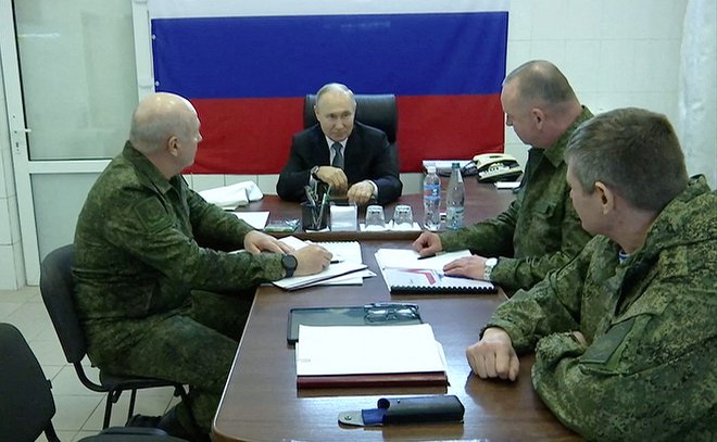Ruski predsednik Vladimir Putin je obiskal poveljstvo armadne skupine v regiji Herson v Ukrajini pod ruskim nadzorom. FOTO: Kremlin.ru Via Reuters