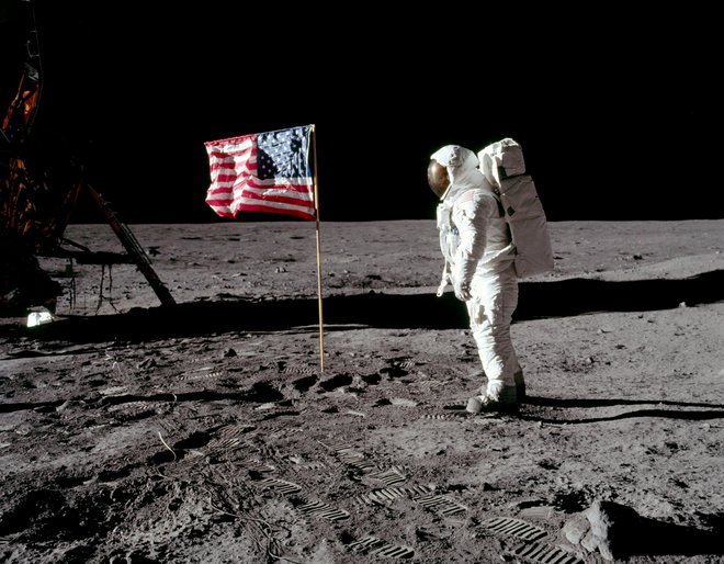 Disk s sporočili sta astronavta položila pod ameriško zastavo. FOTO: Nasa, Reuters
