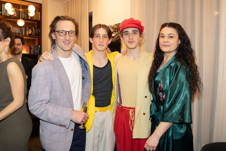 Fotografija: Marko, France, Voranc in Pia so barvita in povezana družina.