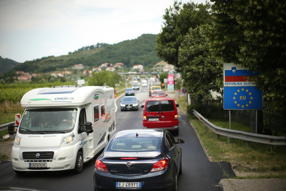 Fotografija: Meja med Slovenijo in Hrvaško. FOTO: Jure Eržen, Delo