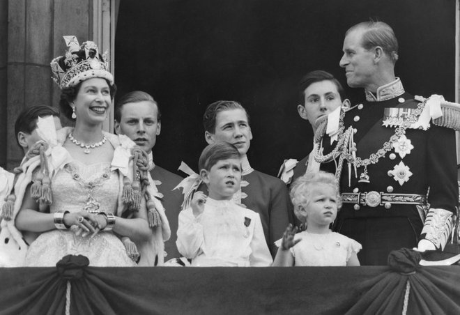 Kraljica s princem Philipom in malima Charlesom in Anne na balkonu na dan svojega kronanja.
