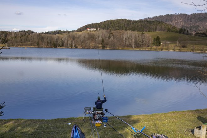 Škalsko jezero je danes priljubljeno predvsem med ribiči, pred 60 leti pa je imelo urejeno plažo in tudi restavracijo. FOTO: Voranc Vogel