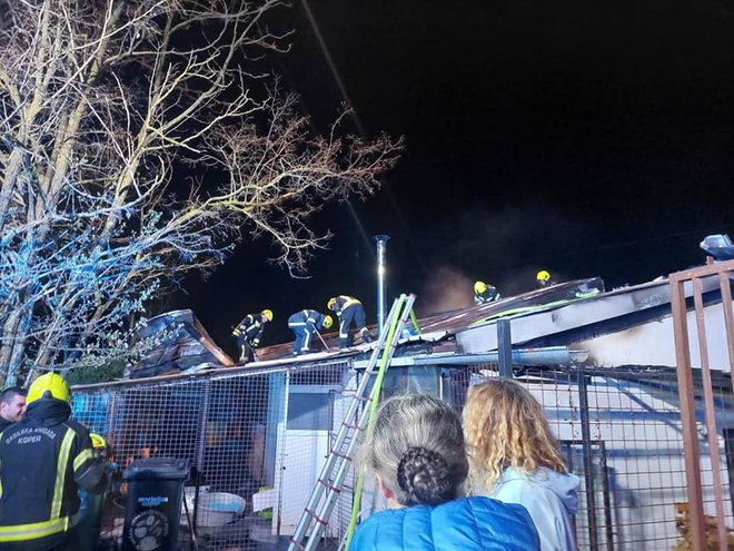 Samo nemočno so opazovali, kako je ogenj kljub požrtvovalnosti gasilcev požiral mačji dom. FOTO: Nadja Kananović