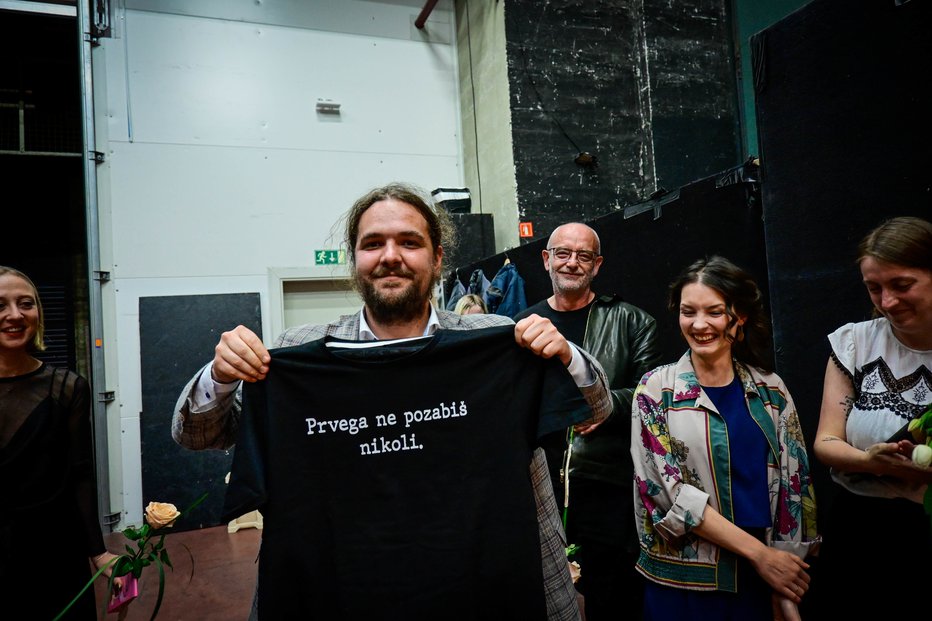 Fotografija: Režiser Luka Marcen se je s pomenljivo majico poklonil igralski zasedbi in projektu. FOTOGRAFIJE: MP PRODUKCIJA/PIGAC.SI