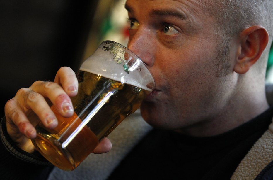 Fotografija: Pitje brezalkoholnega piva znova in znova po napornem ali dolgem treningu ne bo škodilo, če boste v prehrano zagotovo vključili dodaten vir beljakovin. FOTO: Suzanne Plunkett Reuters Pictures
