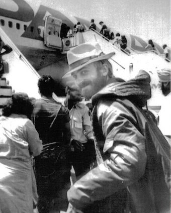 Fotografija: Mike Thexton med vkrcanjem na letalo. FOTO: Osebni arhiv