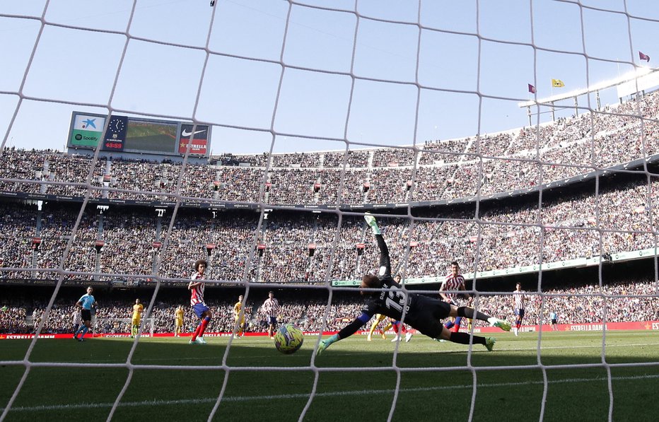 Fotografija: Barcelonin Ferran Torres je 44. minuti premagal Jana Oblaka v vratih Atletica. FOTO: Albert Gea/Reuters