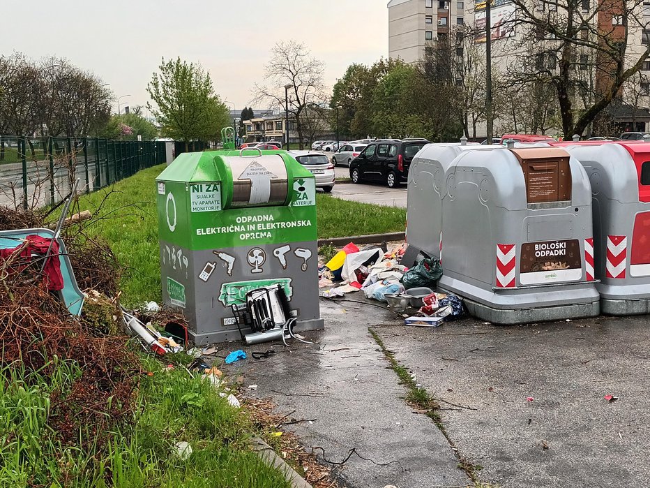 Fotografija: Smeti ob smetnjakih. FOTO: Bralka Poročevalka