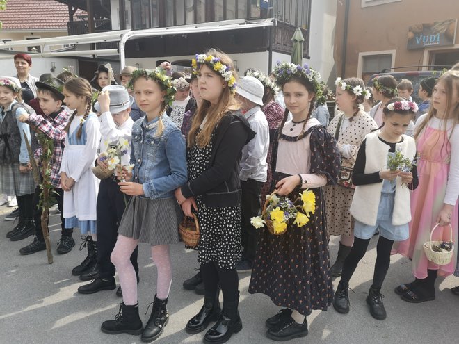 Dekleta so imela v košarah in na glavah veliko rož.