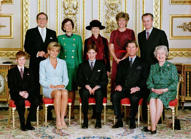 Hughova mama Natalia Grosvenor (stoji druga z desne) je birmanska botra princa Williama. FOTO: Pool Via Reuters