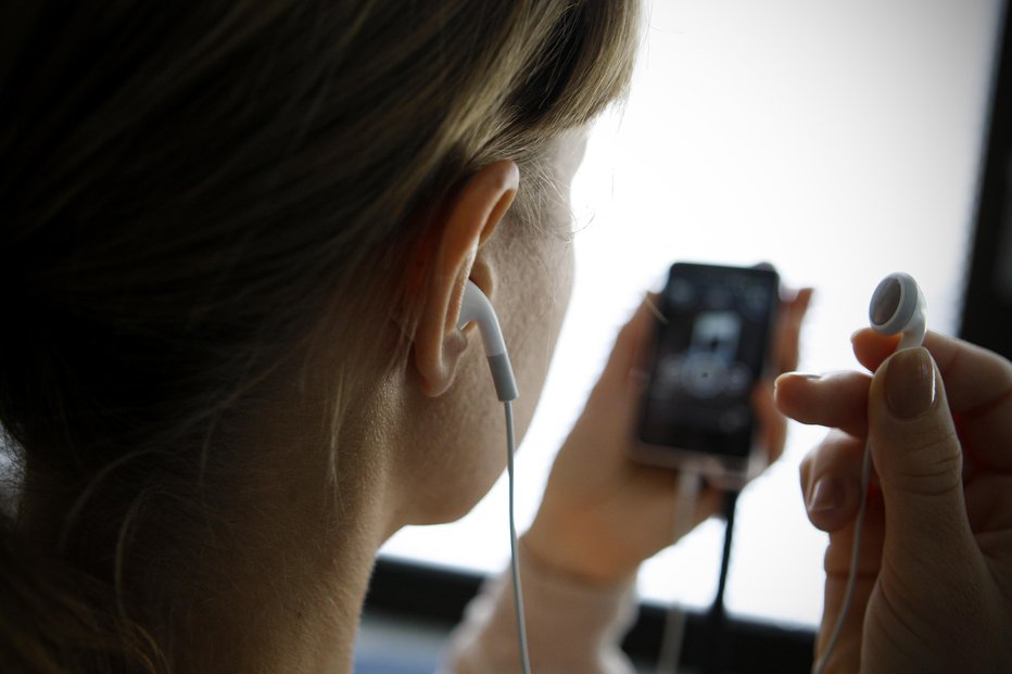 Fotografija: Mlade ogroža predvsem poslušanje glasbe prek slušalk. FOTO: UROŠ HOČEVAR