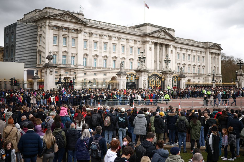 Fotografija: Trume turistov so si pred dnevi pred Buckinghamsko palačo ogledale menjavo straže. FOTOGRAFIJI: Henry Nicholls/Reuters