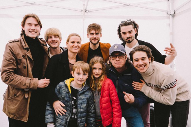 Grega Skočir je na koncert pripeljal družino, ki se je z glasbeniki z veseljem fotografirala.