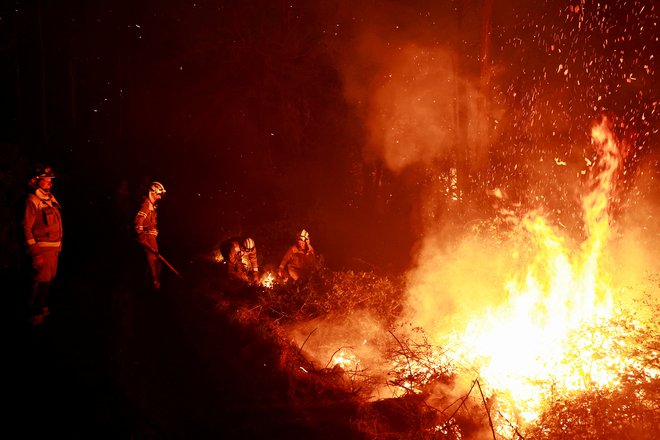 Galicijski gasilci se spopadajo z ognjenimi zublji v gozdu med izbruhom gozdnih požarov po dolgotrajnem obdobju suše in nenavadno visokih temperatur. 